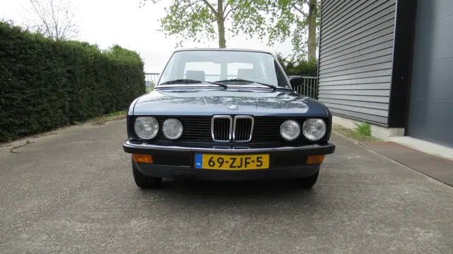 BMW 520i (E28)